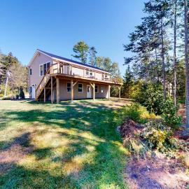 Newly-built waterfront home with fast WiFi, furnished deck, & washer/dryer, Hotel in Waldoboro