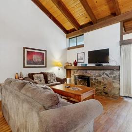 Get to know the great outdoors from this 3-story home with lakefront pool access, hotel in South Lake Tahoe