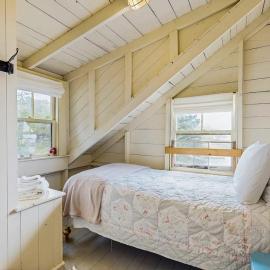 Bayfront cottage with fantastic views & minutes to downtown - Dog-friendly, hotell i Boothbay Harbor