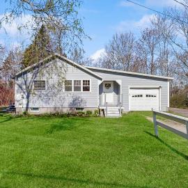 Coastal bungalow with large yard, beautiful kitchen, & great location, hotel en Boothbay Harbor