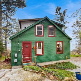 Bayfront cottage with fantastic views & minutes to downtown - Dog-friendly, хотел в Бутбей Харбър