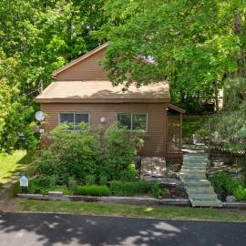 Alluring home with full kitchen, furnished patio, washer/dryer & private yard, hotel v destinácii Seal Harbor