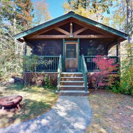 Delightful dog-friendly studio cabin with fireplace, AC & nearby hiking, Hotel in Northport