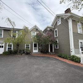 Commanders Cabin, quaint apt steps to downtown, hotel in Camden