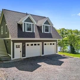 Charming coastal cottage with deck, grill, firepit, and jetted tub, Hotel in Boothbay