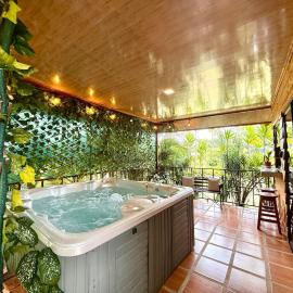 Private Tropical Escape with Jacuzzi & BBQ Bungalow 3, hotel a Chachagua