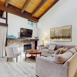 Let reality drift away with the lake view at this townhome with a private beach, Hotel in South Lake Tahoe