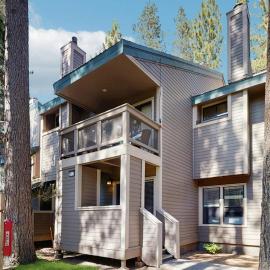 Three-Story Condo & Loft w Free WiFi Gas Fireplace Shared Pool Hot Tub & WD, hotel in South Lake Tahoe