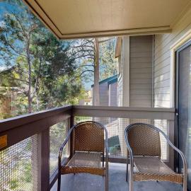 Three-Story Condo & Loft w Free WiFi Gas Fireplace Shared Pool Hot Tub & WD, hotel a South Lake Tahoe