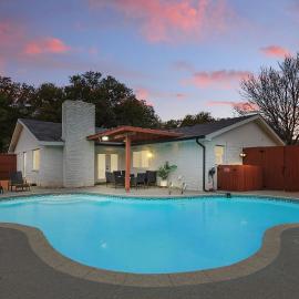 Modern Luxury x Backyard Pool Retreat 4-BD 2-BA, hotel a Plano