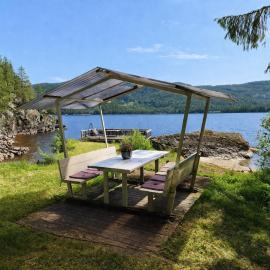 Charming waterside cottage by Lake in Seljord, hotel din Seljord