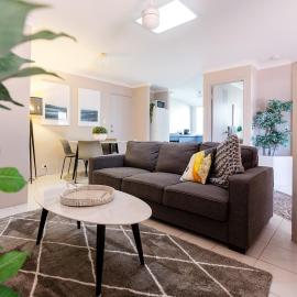 One bedroom Apartment- Cosy and Spacious & Close to Fremantle, Hotel in Hamilton Hill