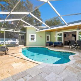 Beach House Steps from the Water-Anna Maria Island: Bradenton Beach şehrinde bir otel