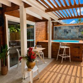 Filao Cottage Bungalow avec Piscine Privée Proche plages, hotel a Sainte-Rose