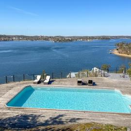 Lovely Home In Saltsjöbaden With Sauna，薩爾特舍巴登的飯店