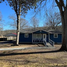 Blue House on the Creek, hotel i Cave Spring