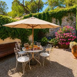 Parenthèse Provençale avec cour charme et pierre