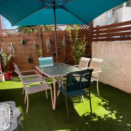 PYRENE HOLIDAYS - Appartement spacieux - chambres climatisées - cour privée, hotel in Bagnères-de-Bigorre