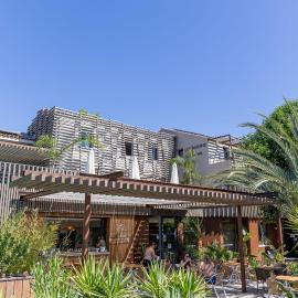 Hôtel les jardins du canal - piscine chauffée - solaire eco responsable - parking - garage - bornes électriques - accueil vélos - kids friendly, hotel di Aigues-Mortes