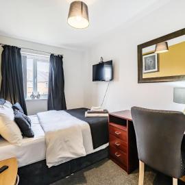 Bright 4 Bedroom Home in Walsall, Free Parking and for EVs – hotel w mieście Walsall