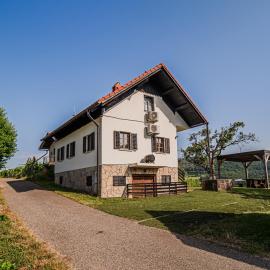 Andy's Holiday Home with HotTub & Sauna, Hotel in Podbočje