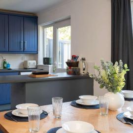 Viesnīca Stylish 3-Bed Home, 10 Min Gatwick, WiFi and Parking pilsētā Ifield