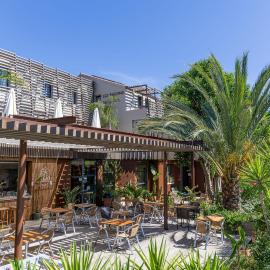 Hôtel les jardins du canal - piscine chauffée - solaire eco responsable - parking - garage - bornes électriques - accueil vélos - kids friendly, hotel di Aigues-Mortes