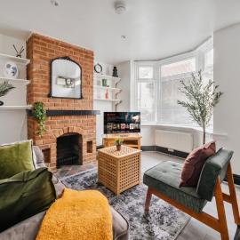 Modern Bletchley home with stylish decor, hotel in Bletchley