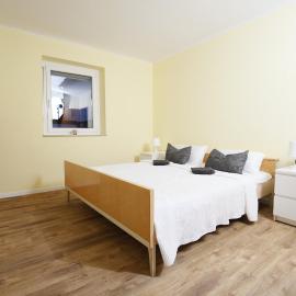 140qm Gästehaus Sunlight, 4 Schlafzimmer für bis zu 6 Personen, überdachte Terrasse, Parkplatz und Garage in Rimpar bei Würzburg, hotel en Rimpar