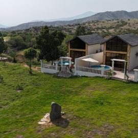 أكواخ مزرعة ريف عبس, hotel di Al ‘Orosh