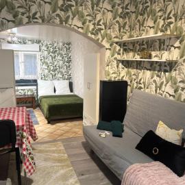 Garden studio with 3 beds and a sofa bed near Paris: Choisy-le-Roi şehrinde bir otel