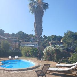 Private pool and garden, hotel em Cunit