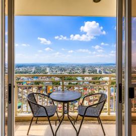 2 BR Near BGC and CBD City View Balcony Full Kitchen Self Check in Prisma Pasig