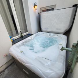 Castle-grounds house with rooftop view & jacuzzi, khách sạn ở Gent