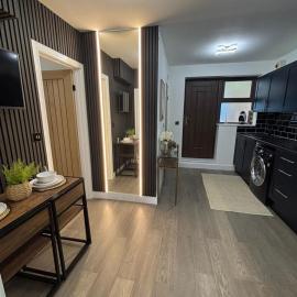 Stylish 1-Bedroom Flat with Spacious Living Room، فندق في لندن