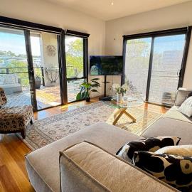 Coastal Tones - Designer Beach house - Pets Welcome - Huge Yard - Walk to Beach, hotel in Cowes