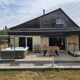Jacuzzi, rivière et verger Escapade Normande, hotell i Authenay