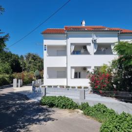 Zekic Family Apartments with Large Garden & Private Parking Quiet Area Lopar, מלון בלופאר