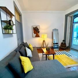 Spacious T4 Central Apartment with Iconic Tram 28 View
