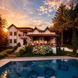 Escape to nature, a private villa with a unique lake view, Hotel in Sakarya