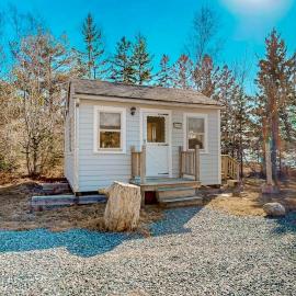 Charming love shack with stunning seaside views and all the comforts of home, hotell Trentonis