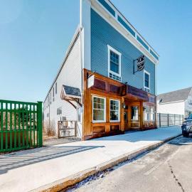 Cozy & Clean Second-Story Suite w/ Kitchenette & Free WiFi - Walk to the Harbor