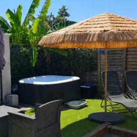 Beau logement avec terrasse, jacuzzi et terrain de pétanque privatif à 5 minutes de la plage