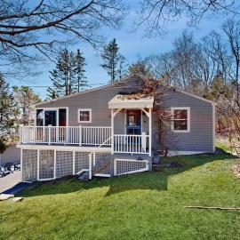 Dog-friendly river-view home with wood stove, deck, patio, dock, beach, grill, hotel a Boothbay