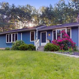 Tree-lined home with screened porch & perfect Midcoast location, Hotel in Damariscotta