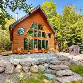 The Cabin on 32 wooded acres - tranquil new-build with sauna & forested views, hotel u gradu Franklin
