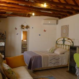 Coqueto estudio con terraza, hotel in La Zubia