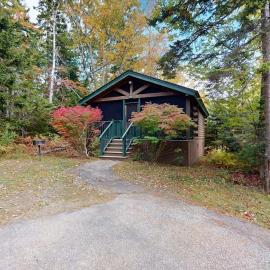 Charming studio cabin near hiking trails with firepit, & AC, Hotel in Northport