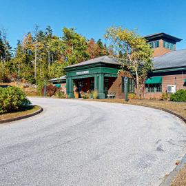 Explore the outdoors from this cozy cabin w/firepit, kitchen, and more, Hotel in Northport
