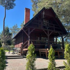 Drewniany domek nad jeziorem, hotel in Mielno